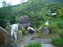 農大100周年記念碑周辺の除草作業が行われました。
