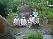 農大100周年記念碑周辺の除草作業が行われました。