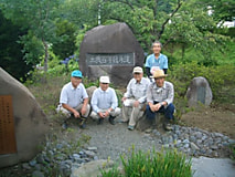 農大100周年記念碑周辺の除草作業が行われました。