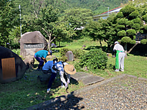 長野南支部による記念碑周辺除草作業