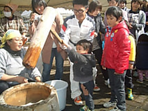 農大祭開催-その1。餅つき大会に阿部知事参加しました！