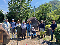 長野南支部で農大100周年記念碑周辺の除草清掃作業を実施