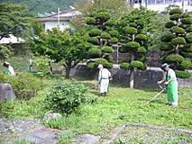 百周年記念碑周辺の除草と清掃を行いました