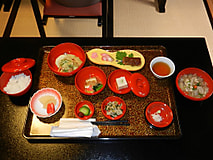 「食文化論」現地実習を善光寺宿坊で行いました。