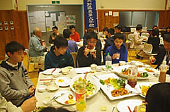 入学式に先立って歓迎の夕食会です