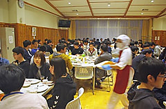 入学式に先立って歓迎の夕食会です