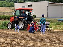 農業機械メーカーとのコラボ企画で、畝立て大豆同時播種機について学習しました