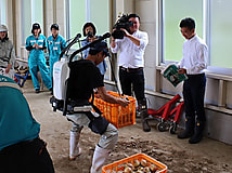 果樹の作業を補助してくれる機器の体験講座を行いました