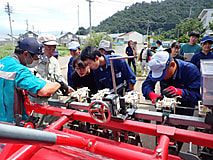 農業機械メーカーとのコラボ企画で、畝立て大豆同時播種機について学習しました