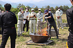 「果樹せん定枝炭化実演会」に果樹専攻コース２年生が参加しました