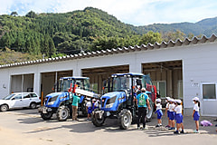 小学生が遠足に来ました。